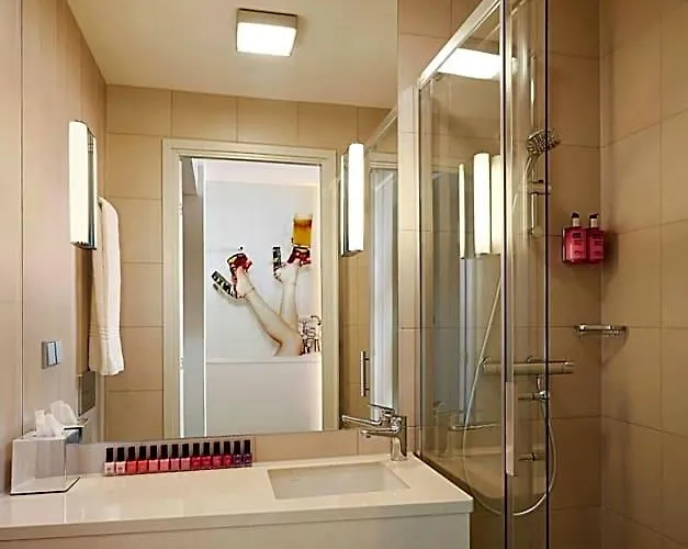Moxy Frankfurt Airport Hotel